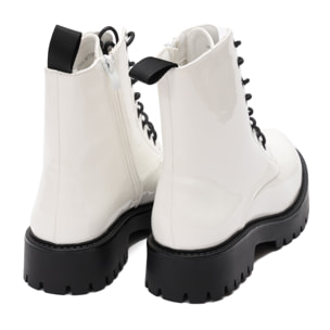 Anfibi in simil pelle verniciata con stringhe