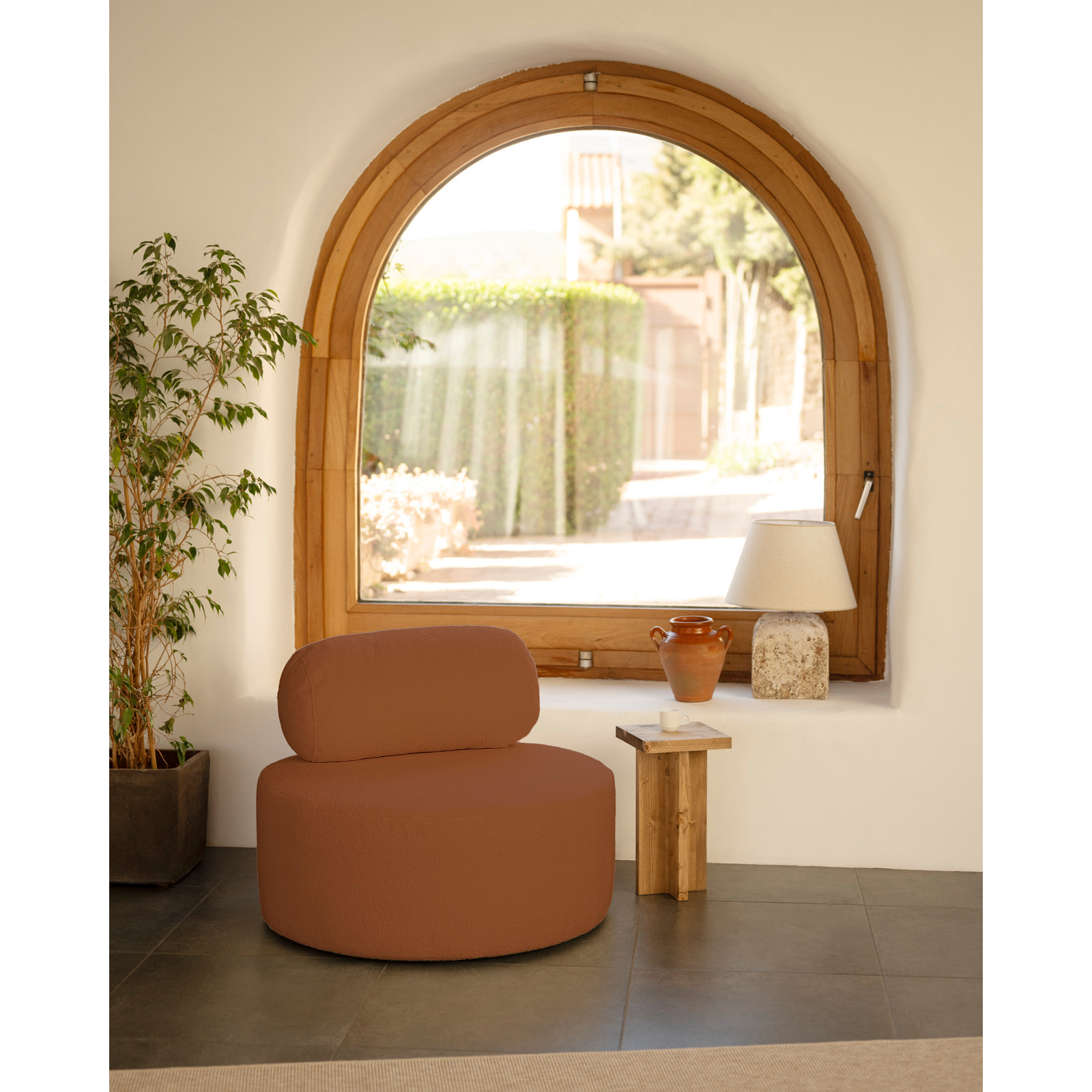 Sillón de bouclé redonda color marron cobre de 91x71cm Alto: 71 Largo: 91 Ancho: 91