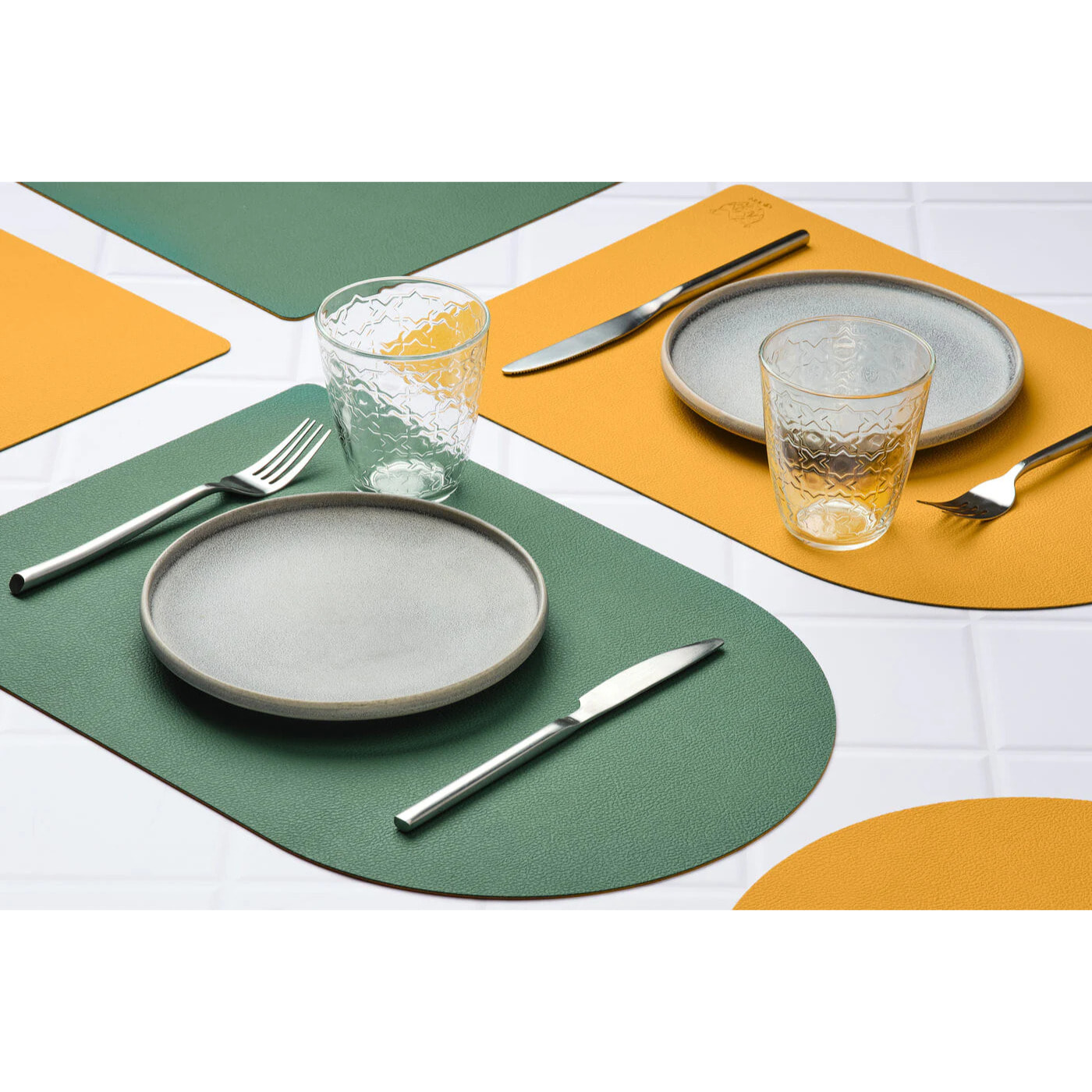 Set de table rectangovale réversible - 6 pièces - Cuir recyclé jaune moutarde et vert sapin