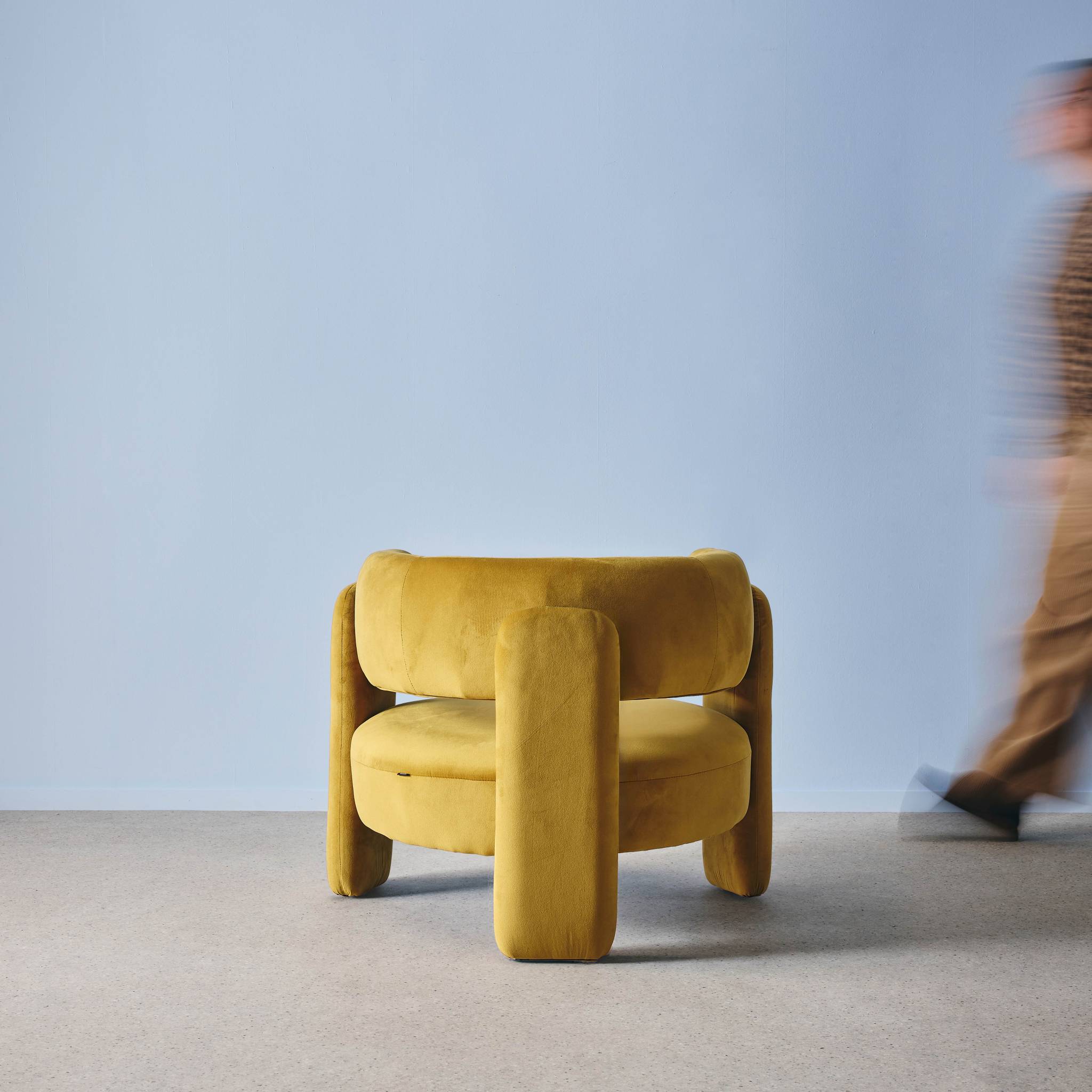 Fauteuil tripode en velours moutarde