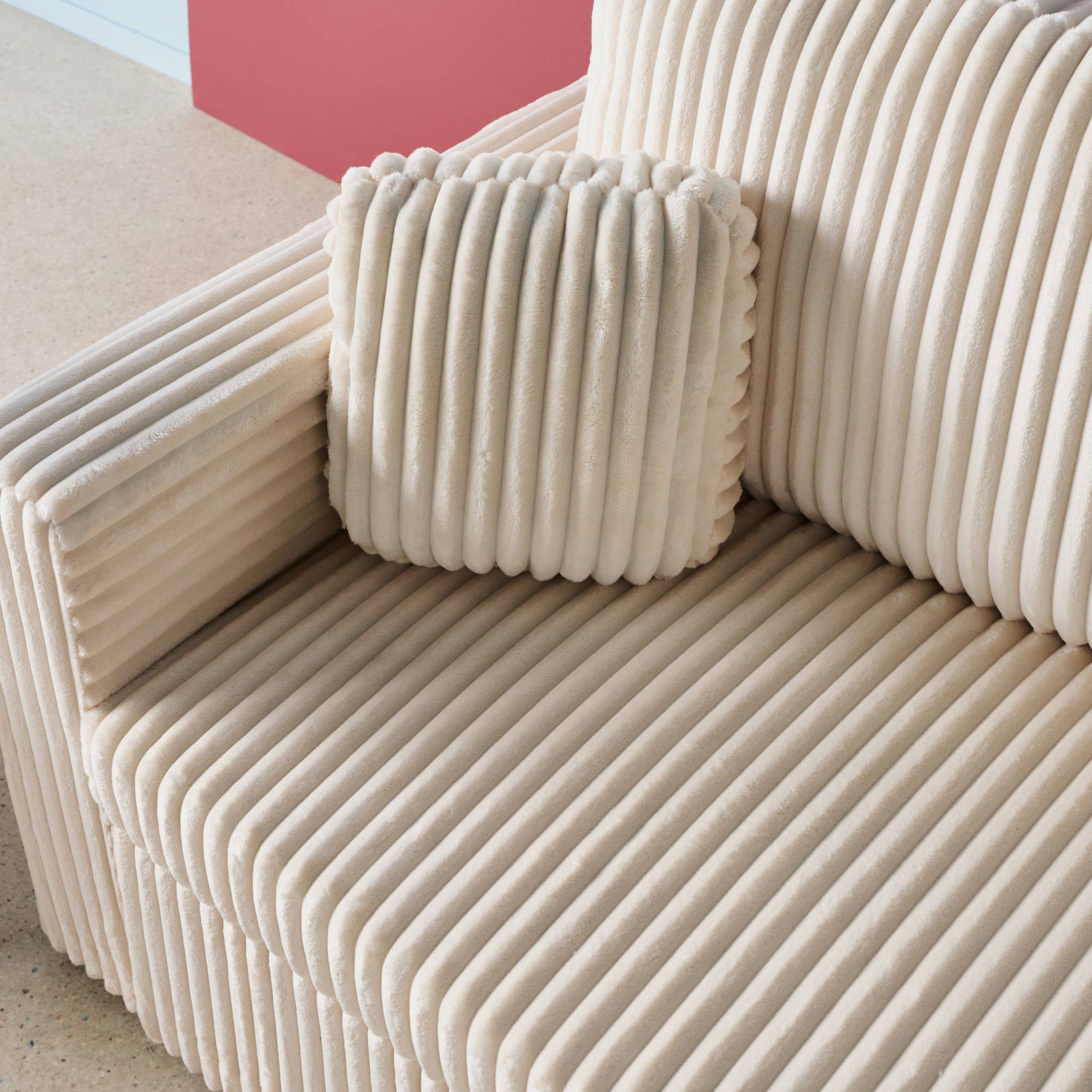 Canapé d'angle réversible convertible en tissu effet fourrure blanc crème avec coffre de rangement - Ida