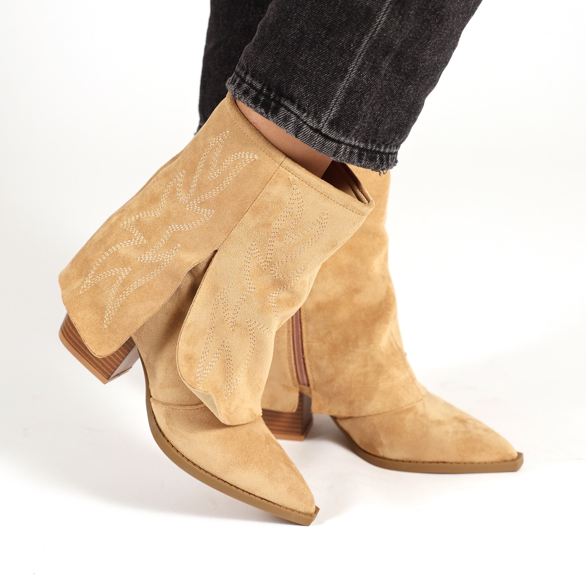 Stivaletti texani in simil pelle scamosciata con risvolto e ricamo