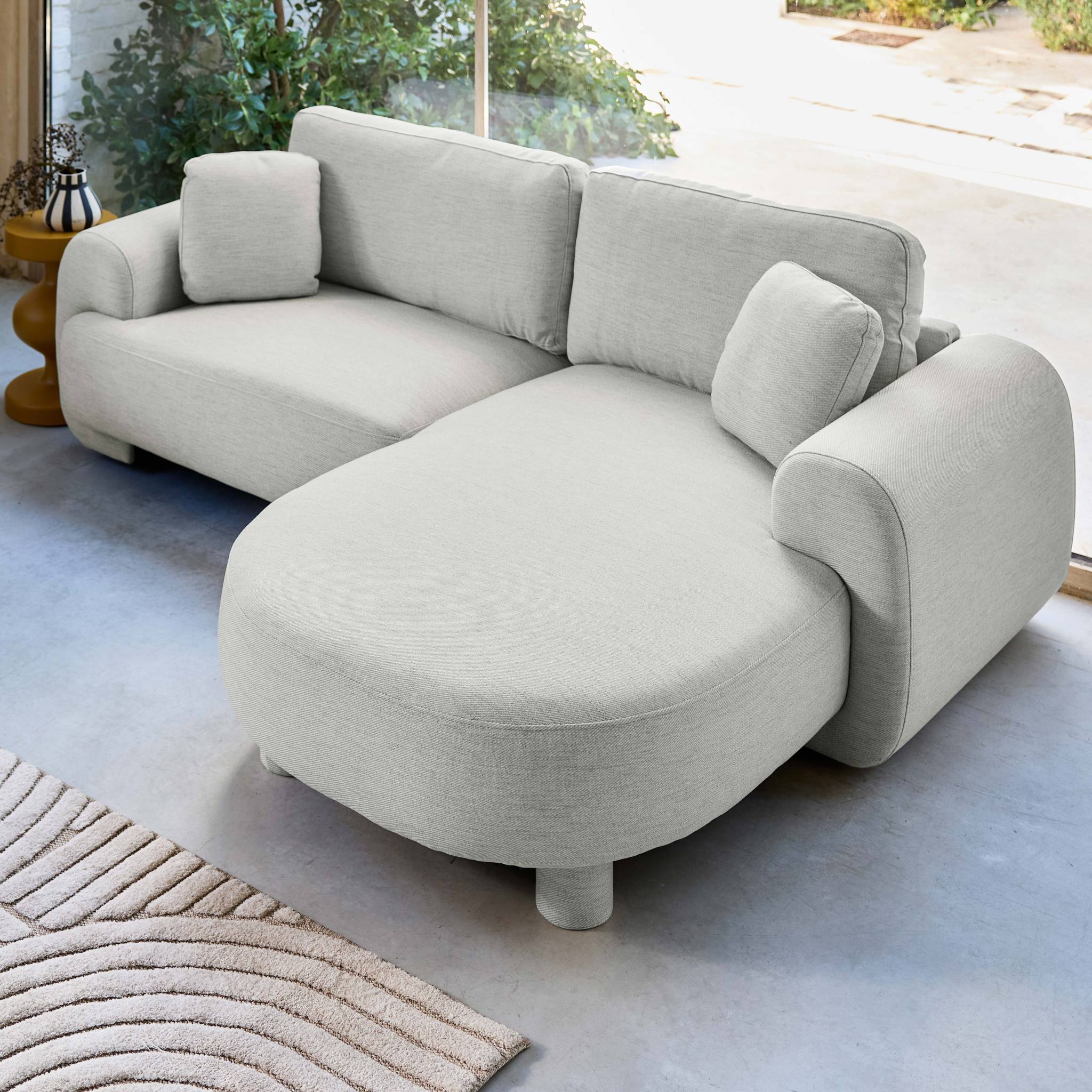 Canapé d'angle droite 3 places tissu gris clair. pieds ronds L 231 x P 160 / 88 cm - Zenio