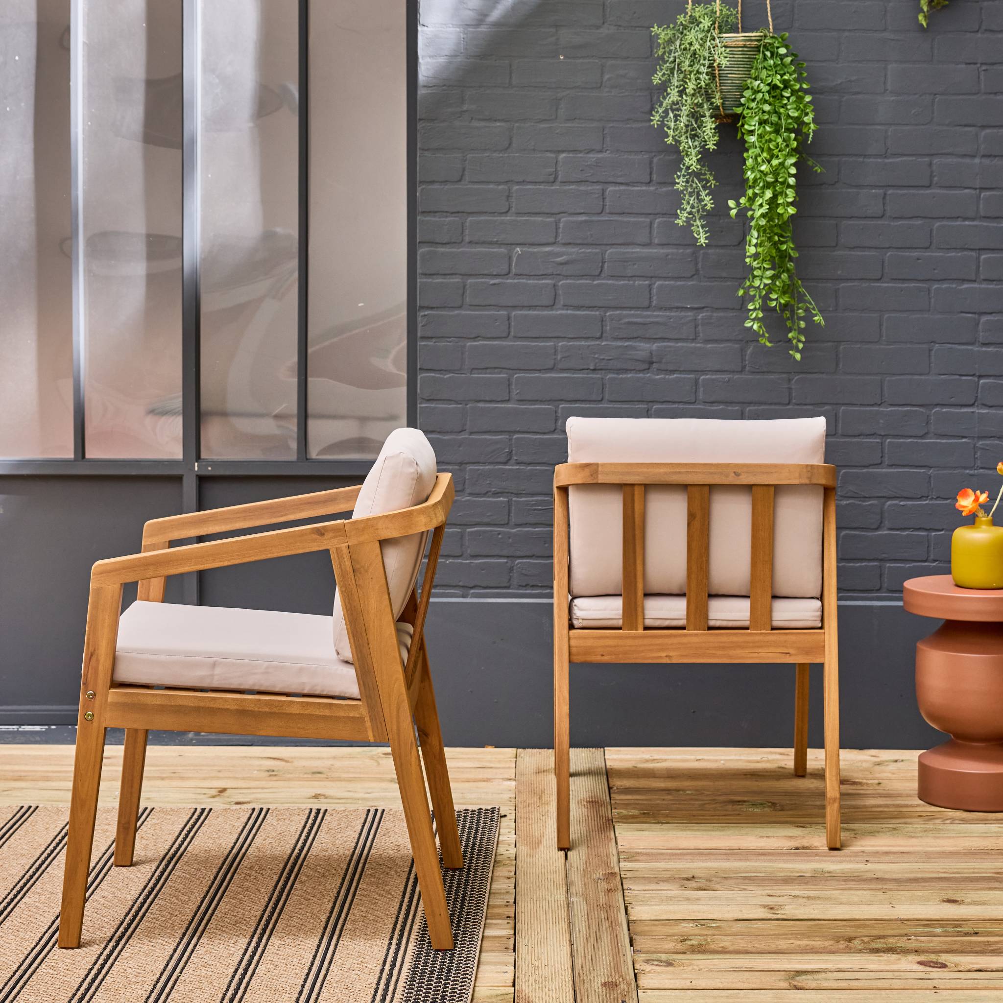 Lot de 2 fauteuils de jardin beige ZAMARA en bois d'acacia. 53 x 62 x 73 cm