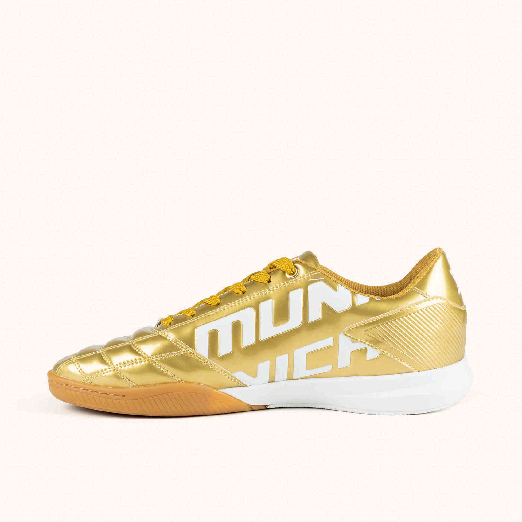 MUNICH M39 03 Zapatillas urbanas de inspiración futsal en acabado metalizado