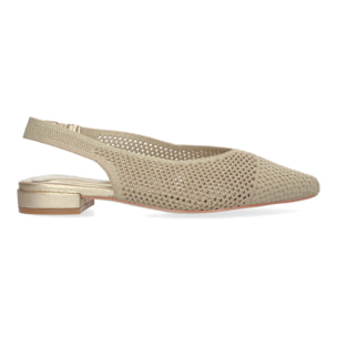 Zapato de salón de mujer elegante plano, destalonado.