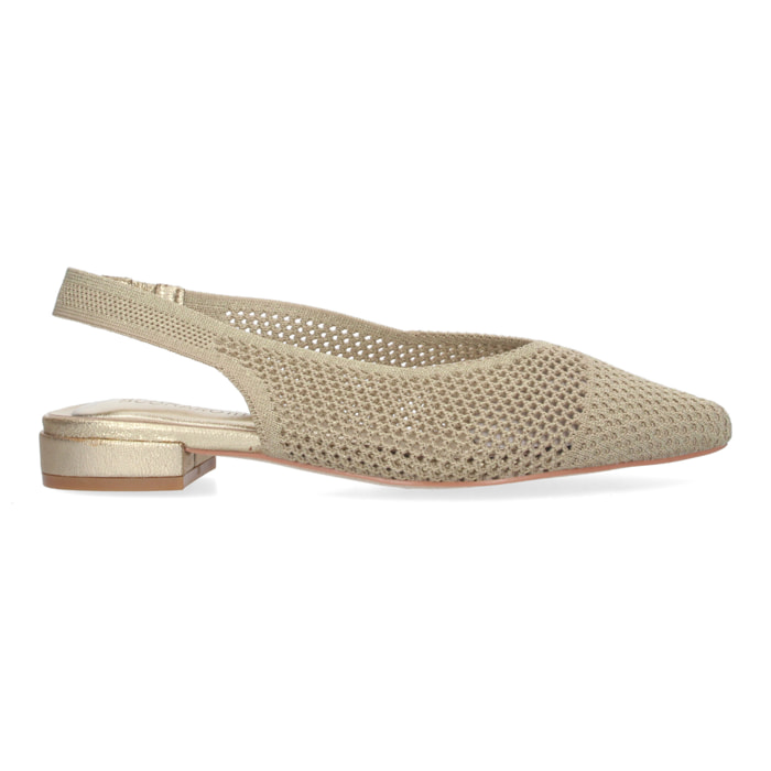 Zapato de salón de mujer elegante plano, destalonado.
