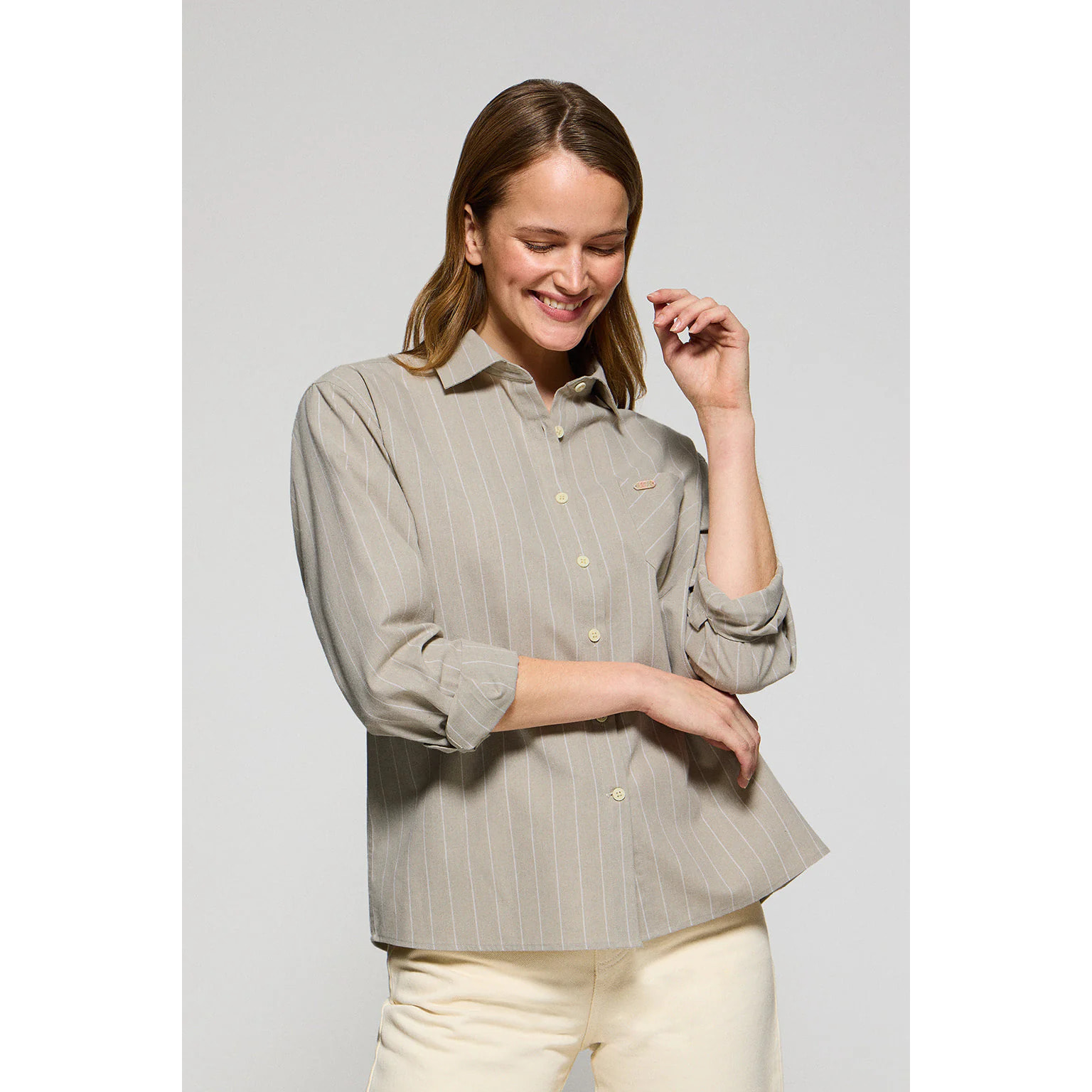 Camisa beige Scarlet a rayas loose fit con botón nacarado