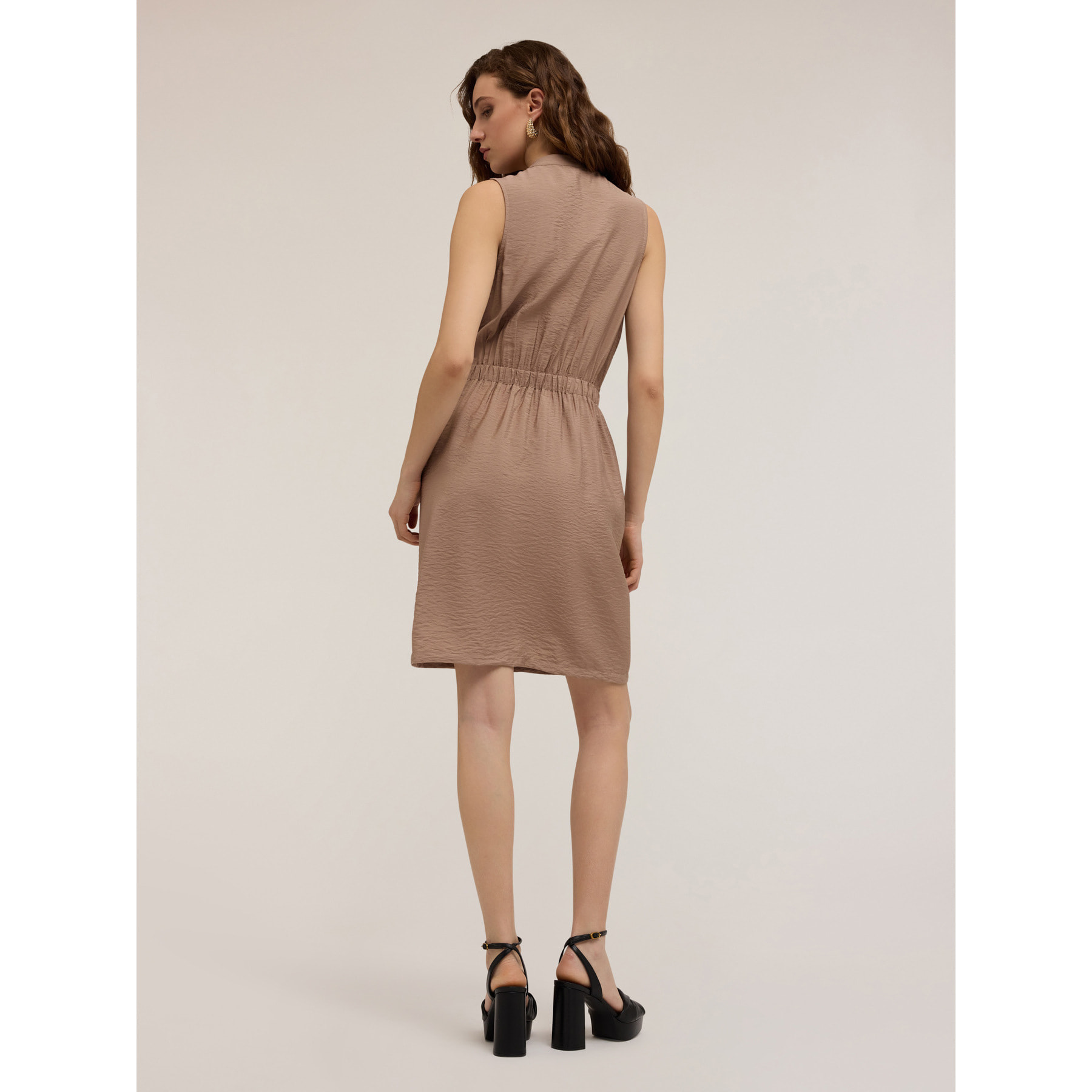 Motivi - Mini dress con tasche in raso - Marrone