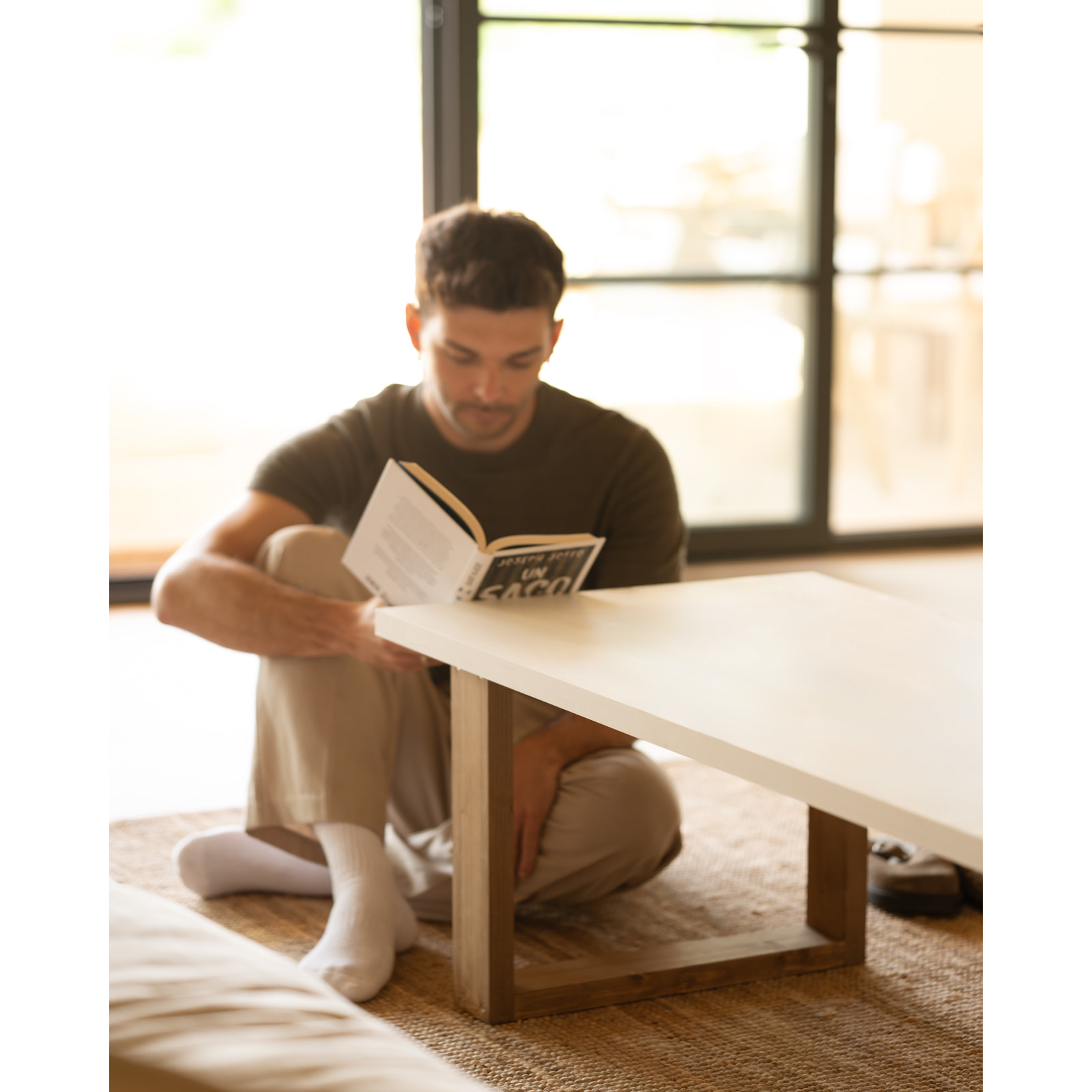 Mesa de centro de laca mate en tono beige y las patas abeto de varias medidas