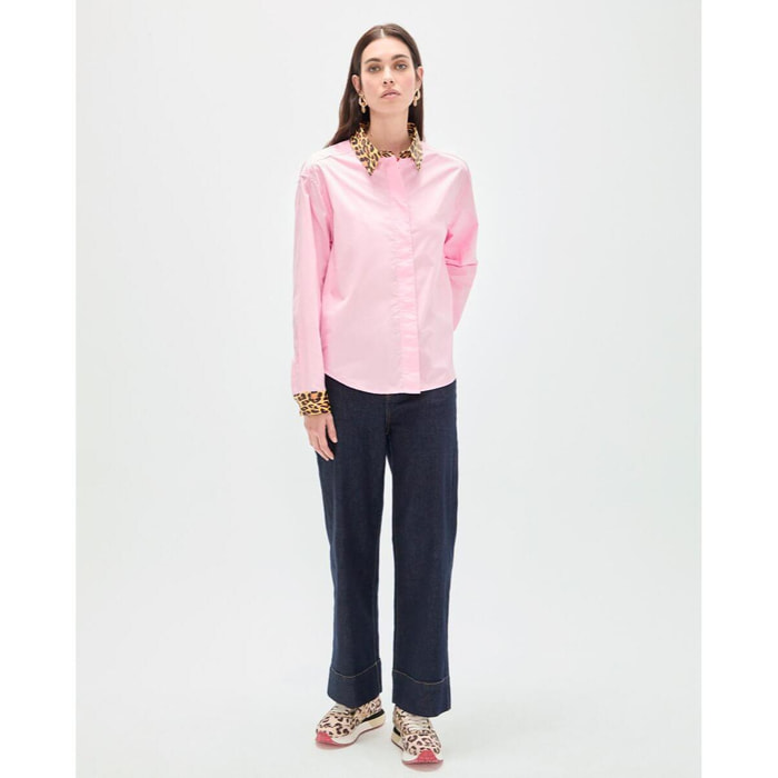 Camicia in popeline con polsini a contrasto e stampa animalier