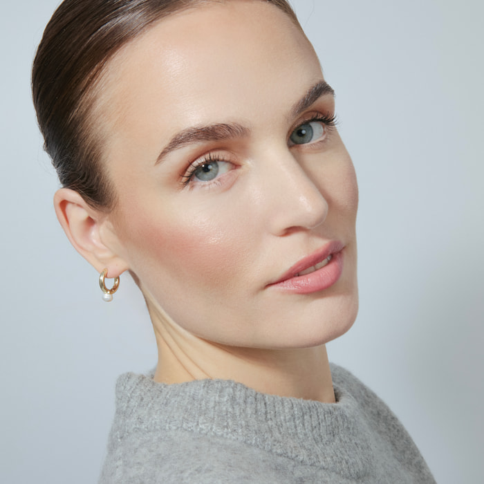 Pendientes de Perla Blanca acabados en oro amarillo de 18K