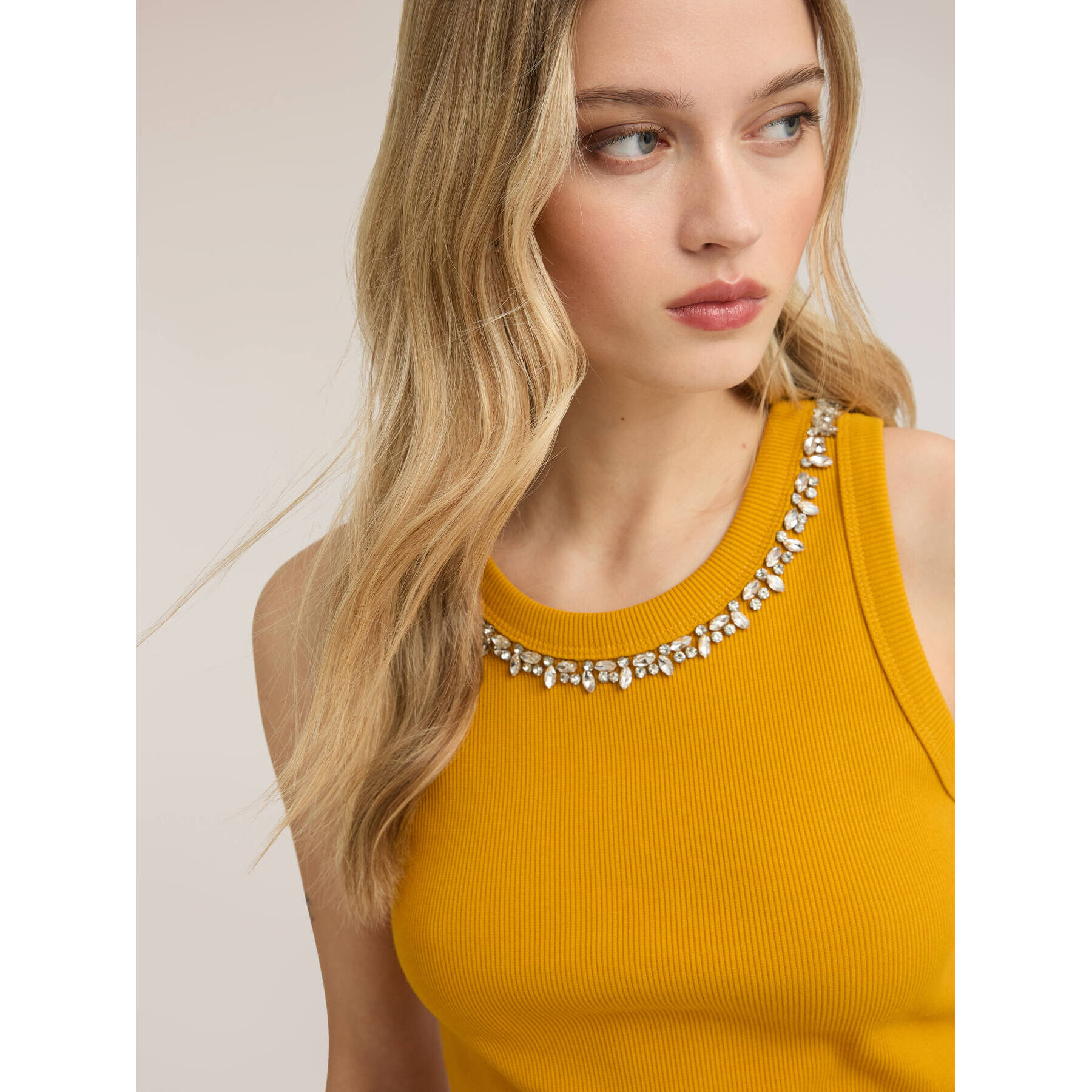 Motivi - Top con strass sullo scollo - Giallo