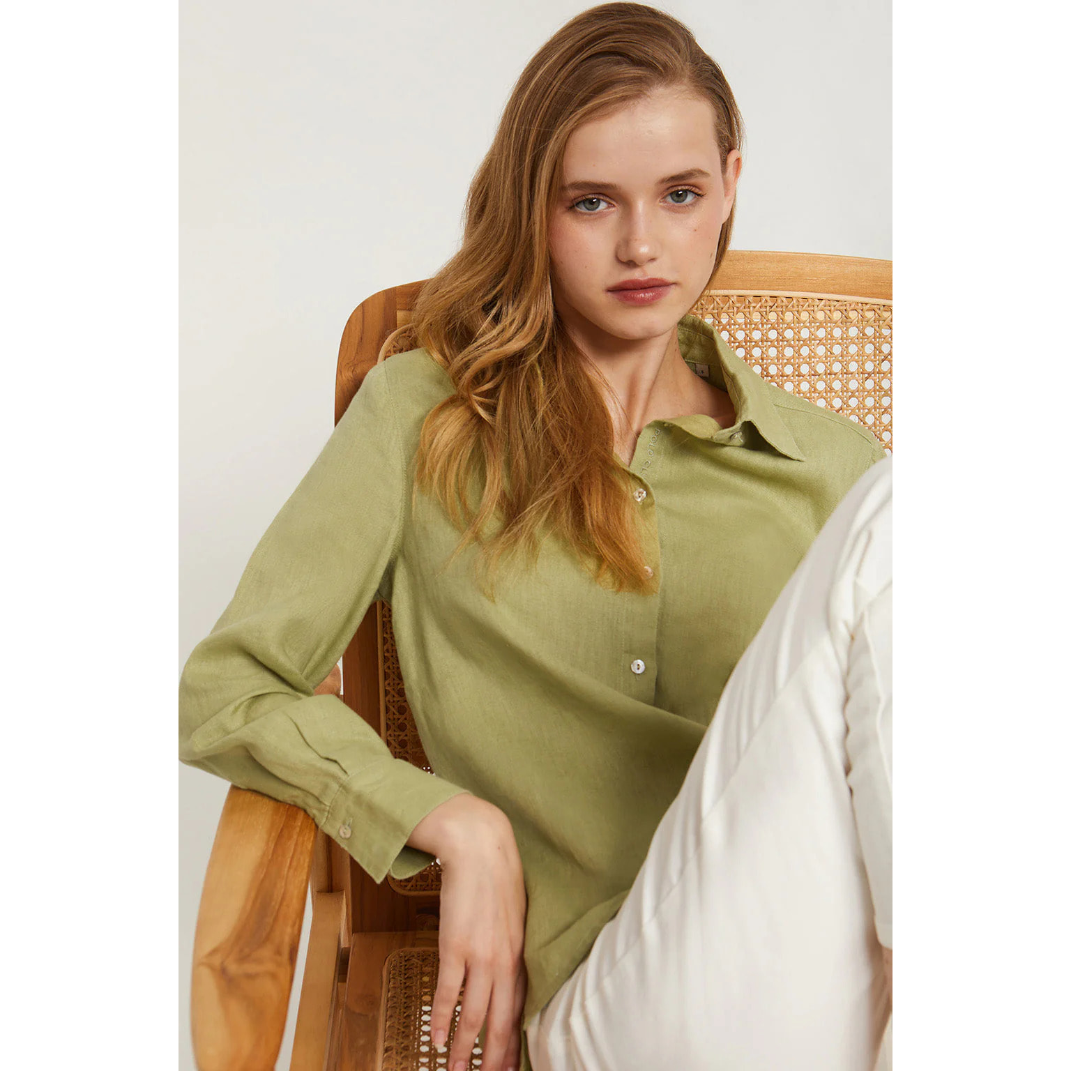 Camicia verde in lino con particolare ricamato