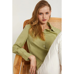 Camicia verde in lino con particolare ricamato