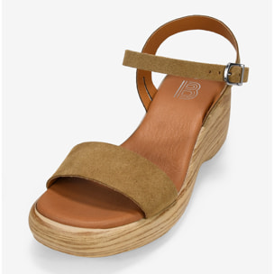 Sandalias con cuña marrones en serraje piel con hebilla