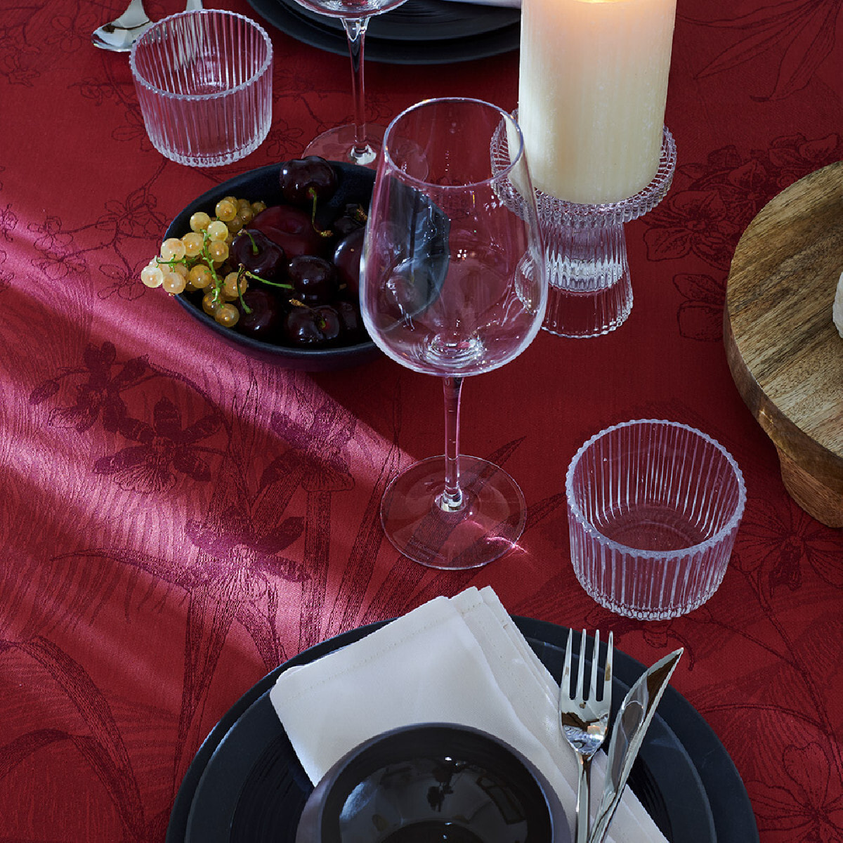 Nappe anti tache pur coton motif jacquard Orchidees bordeaux