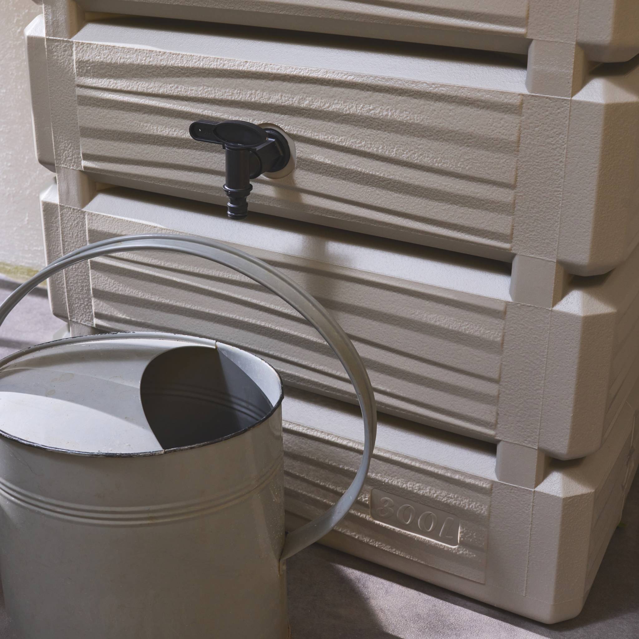 Récupérateur d'eau mural 300L. fabrication soufflage. résiste aux UV. couvercle. robinet. fixation murale et kit raccord inclus