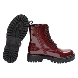 Anfibi in simil pelle verniciata con stringhe