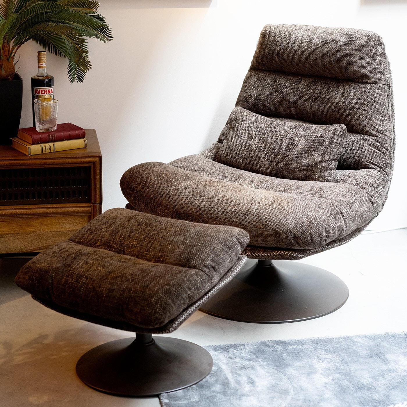 Fauteuil pivotant et repose-pieds Montreal marron Kare Design