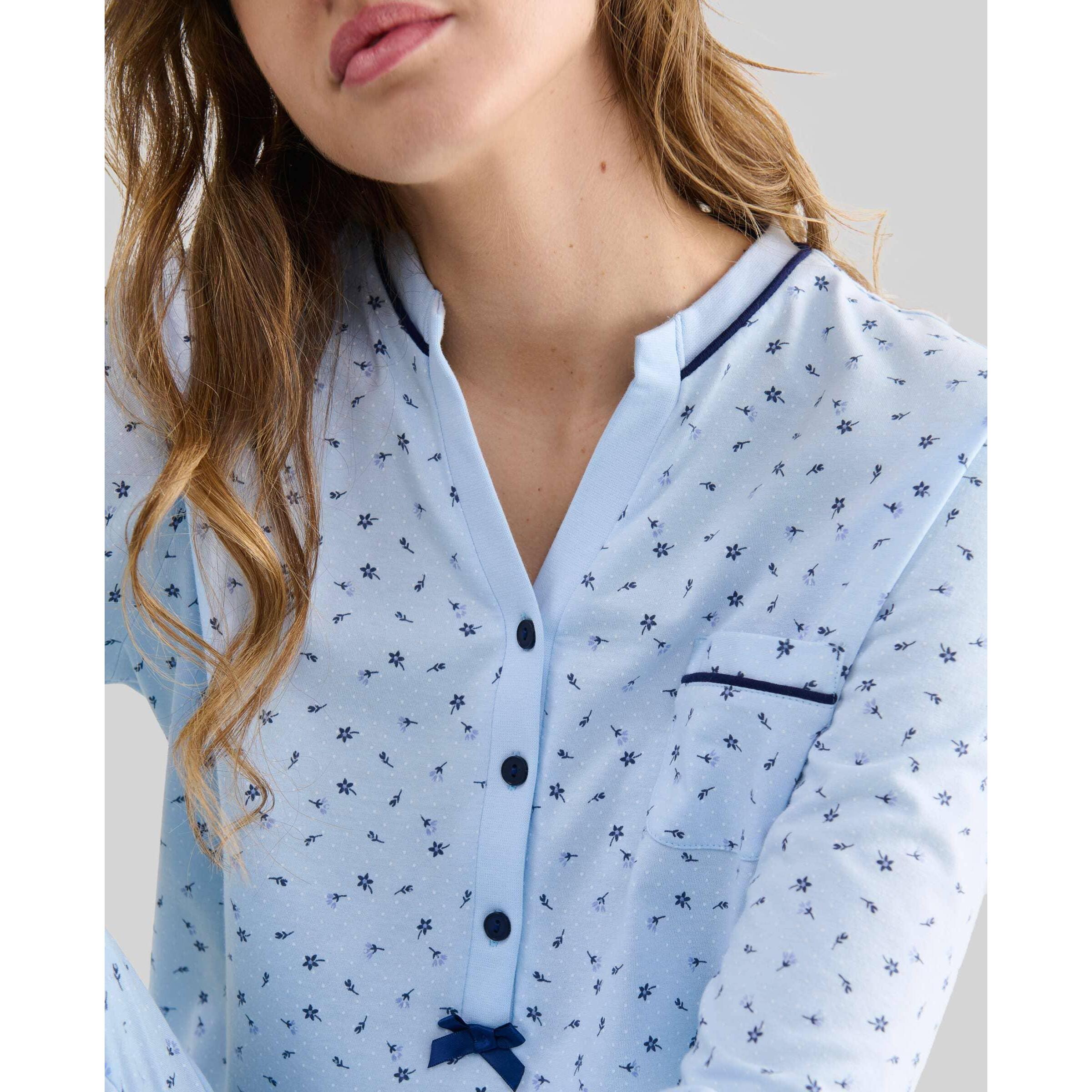 Pijama mujer estampado florecitas, escote redondo, abertura de botones, puños elásticos, cómoda manga larga y pantalón largo