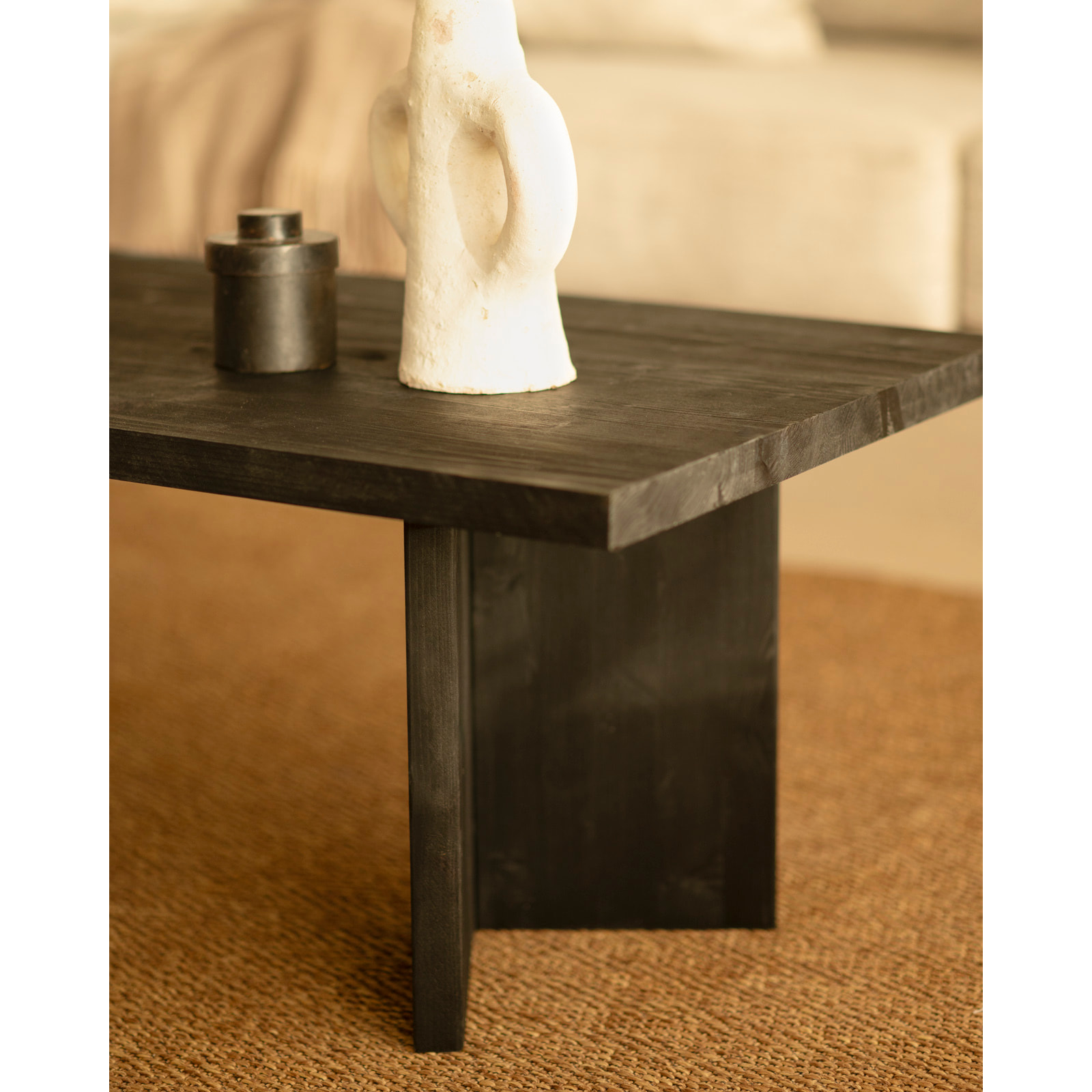 Mesa de centro de madera maciza en tono negro de 120x55 cm Alto: 40 Largo: 120 Ancho: 55