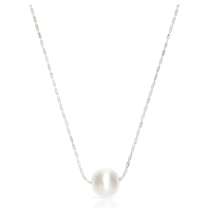 Collar de plata de ley 925 con cuenta de perla y cierre de resorte.