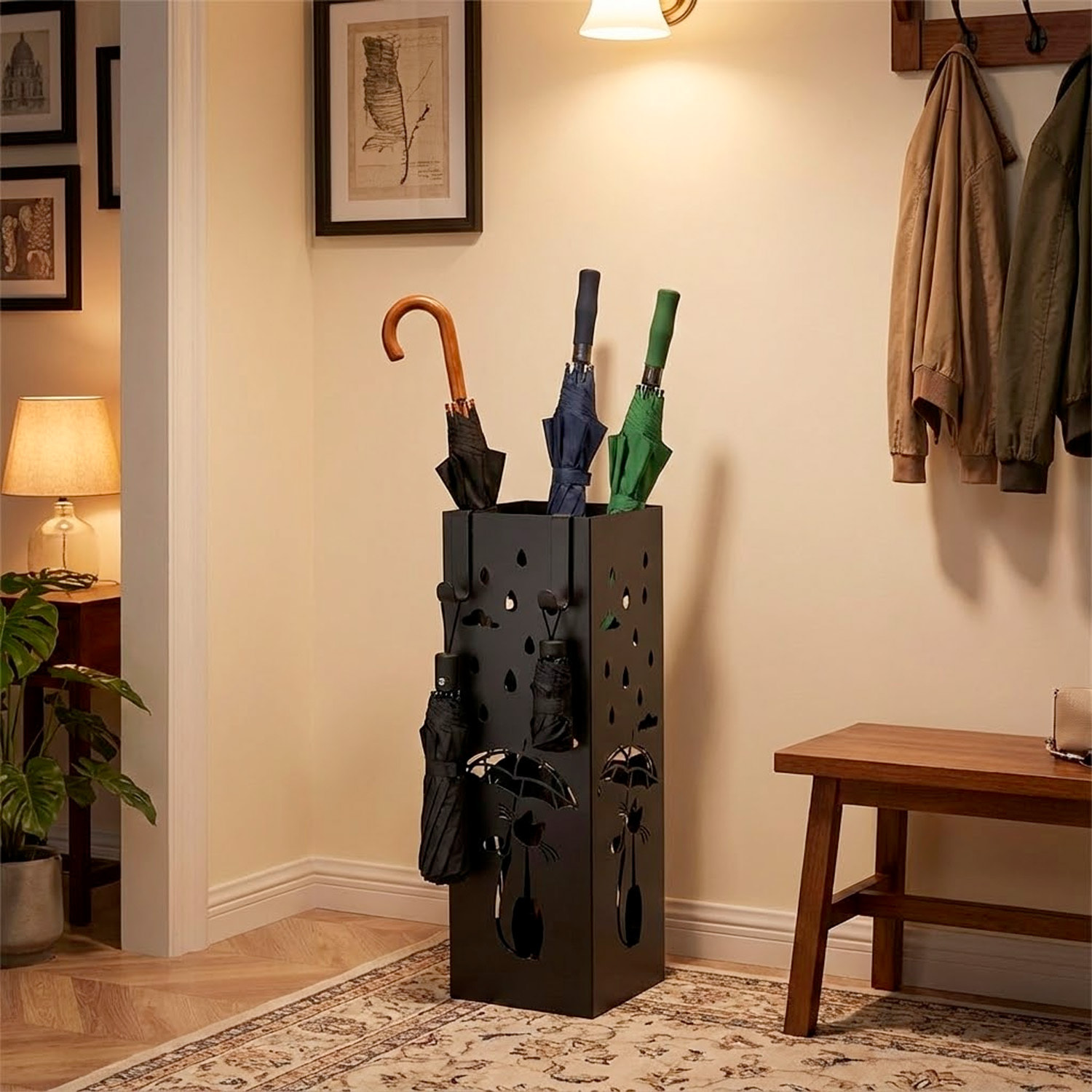 Portaombrelli In Metallo Con Decorazione Gatto Vaschetta Scolapioggia Removibile E 2 Ganci Laterali Base Antiscivolo Quadrato 49 x 15.5 x 15.5 Cm Nero