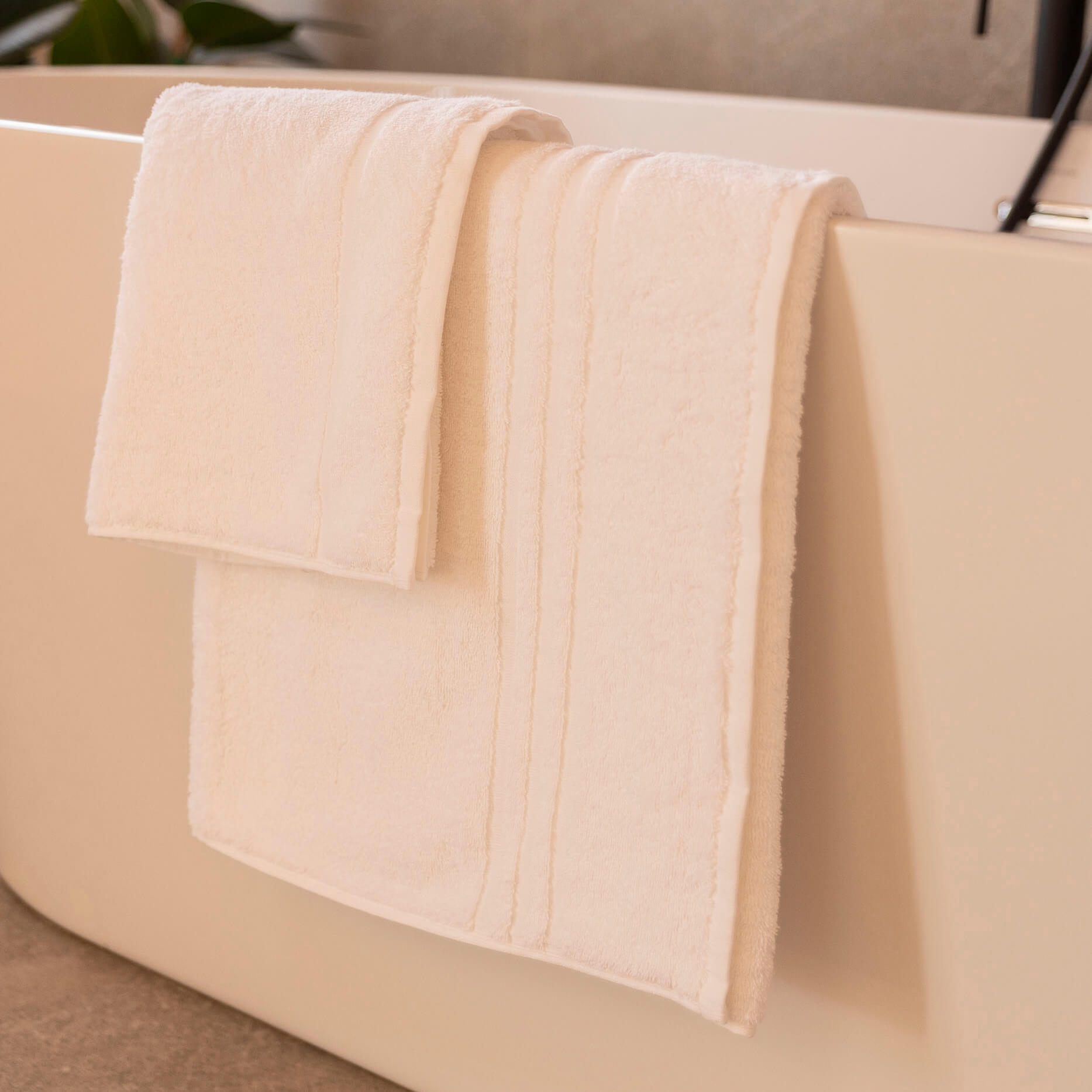 Naturals - Set de 2 Toallas Lisas - 100% Algodón - 600 g/m² - Absorvente - Blanco