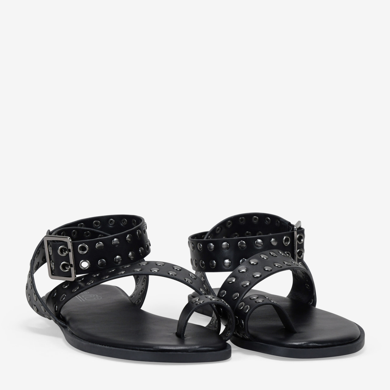 Sandalias planas negras con tachuelas metálicas