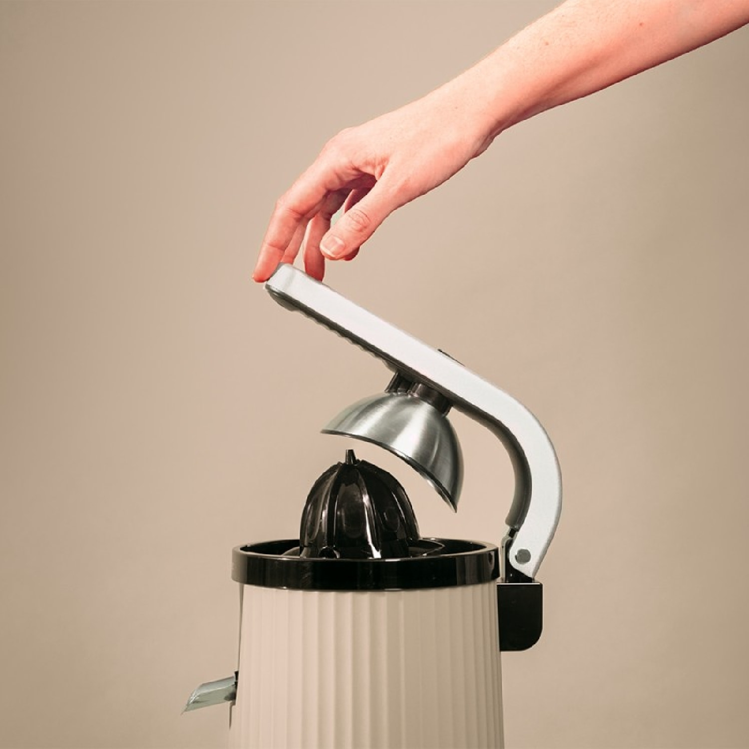 Cecotec Presse-agrumes avec bras levier Xqueeze RetroJuice 600 Beige
