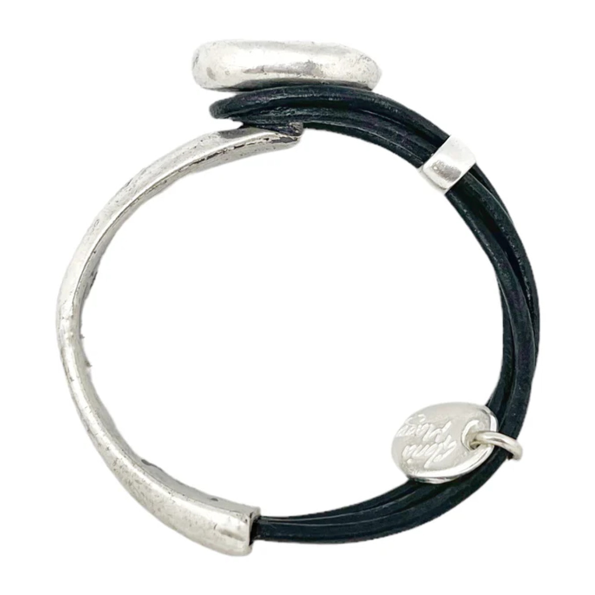 Pulsera media rígida en botón grabado y cuero negro plata chapado