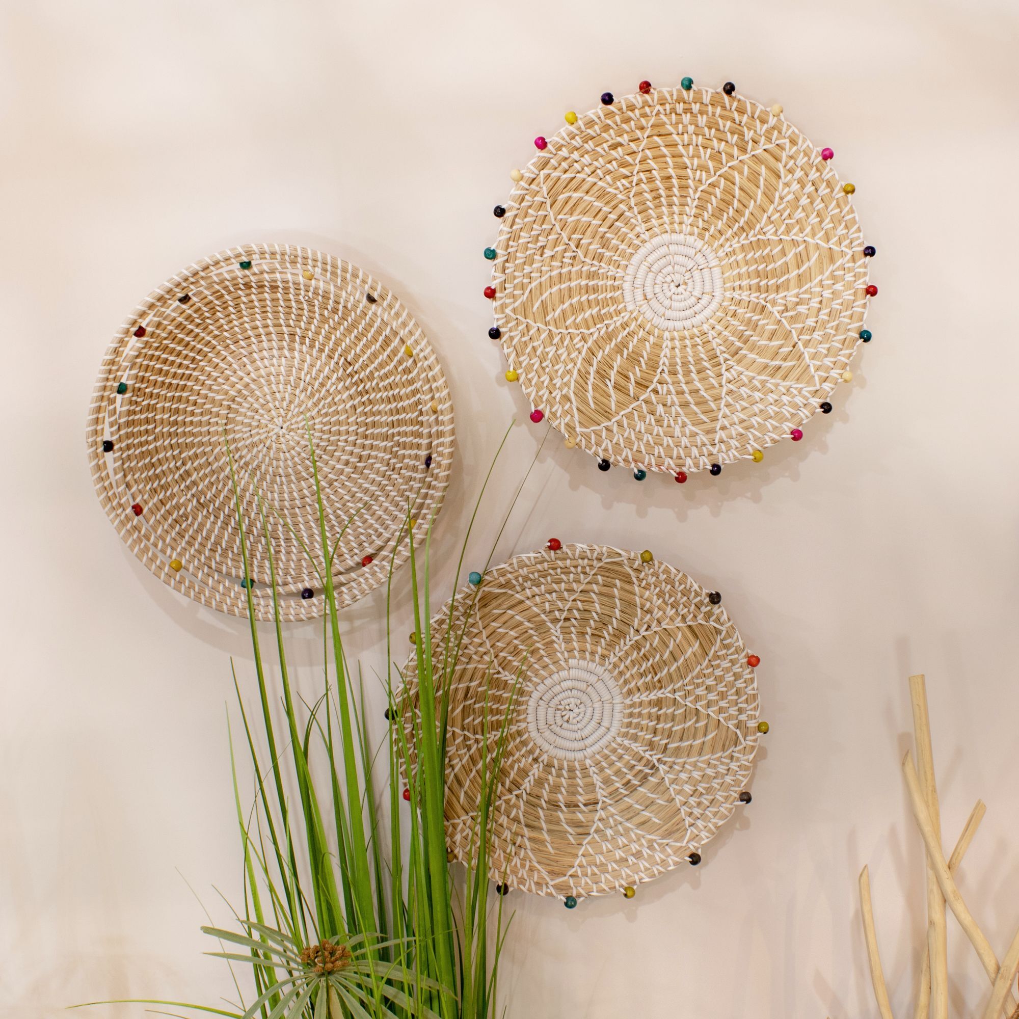 Corbeille ronde en jonc de mer et perles de bois 37cm MILOS