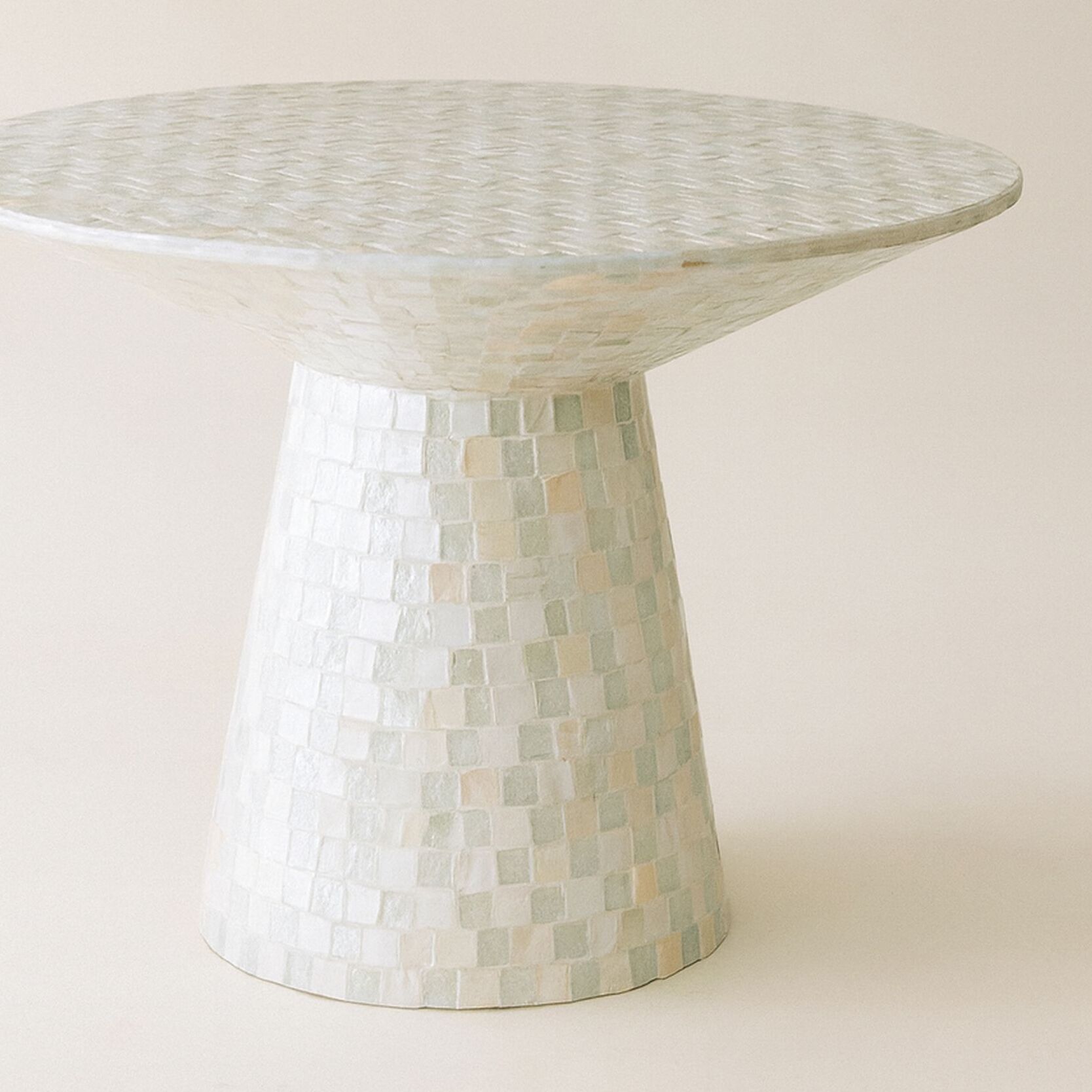 Table basse en coquille de capiz verte  ZINA