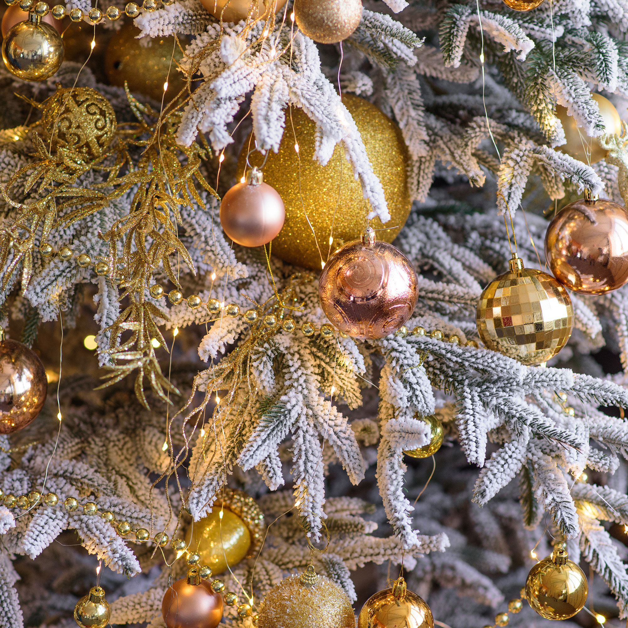 set de 100 bolas de navidad color café pet con diferentes diseños y acabados