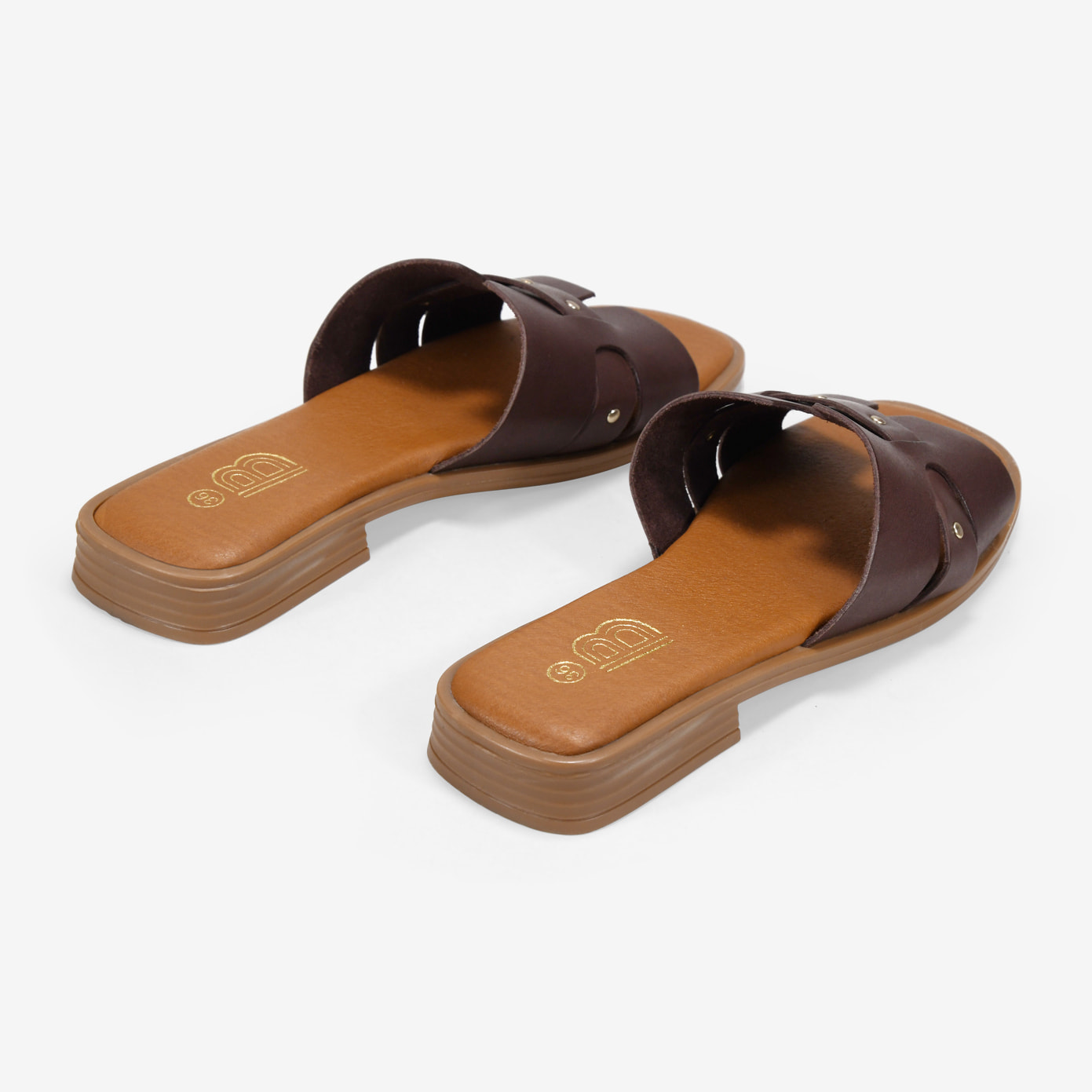 Sandalias planas marrones en piel