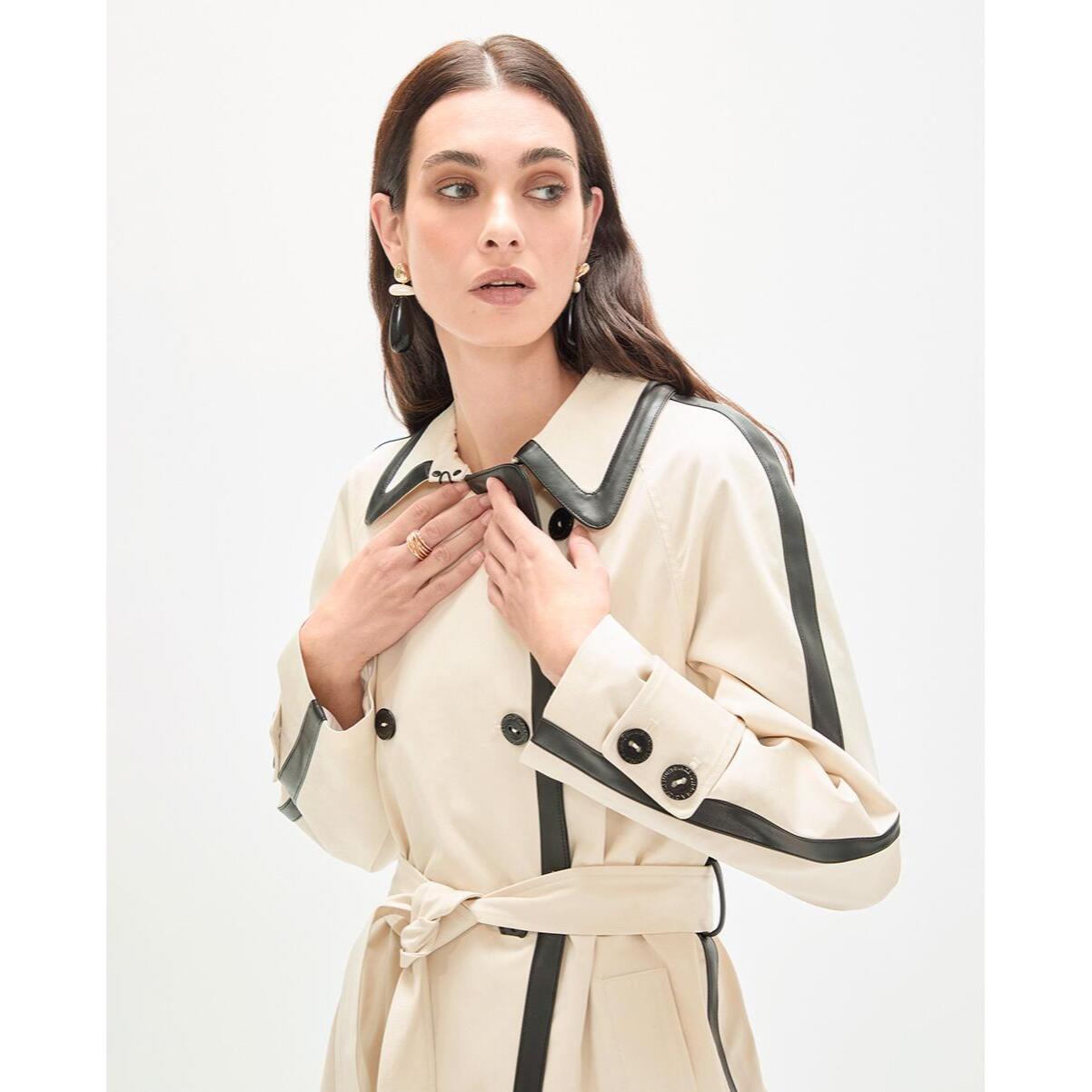 Trench con maniche raglan ed effetto pelle a contrasto