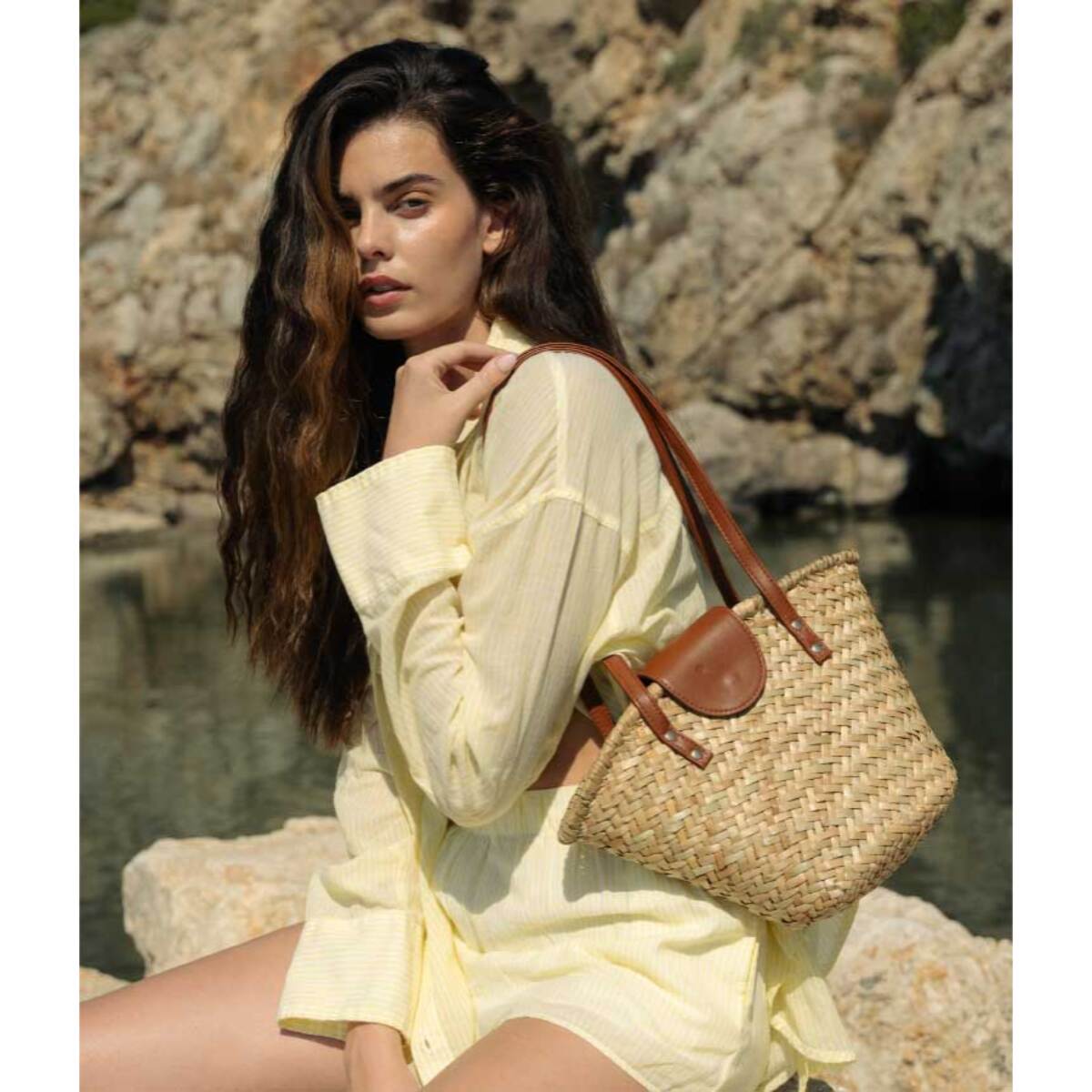 Capazo de hombro en rafia natural con solapa