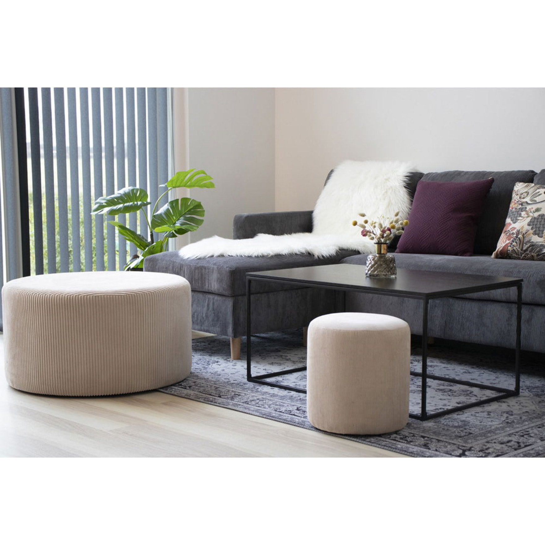 Tavolino da salotto Vita in nero con struttura in acciaio, 90×60×45 cm
