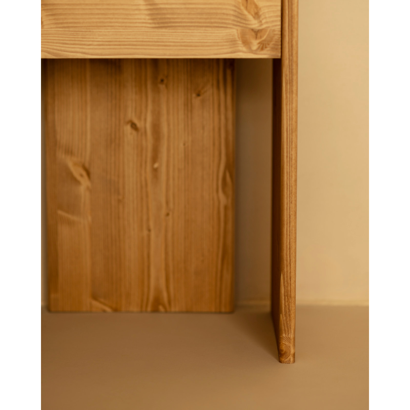 Mesita de noche de madera maciza en tono roble medio de 50x42cm Alto: 50 Largo: 42 Ancho: 27