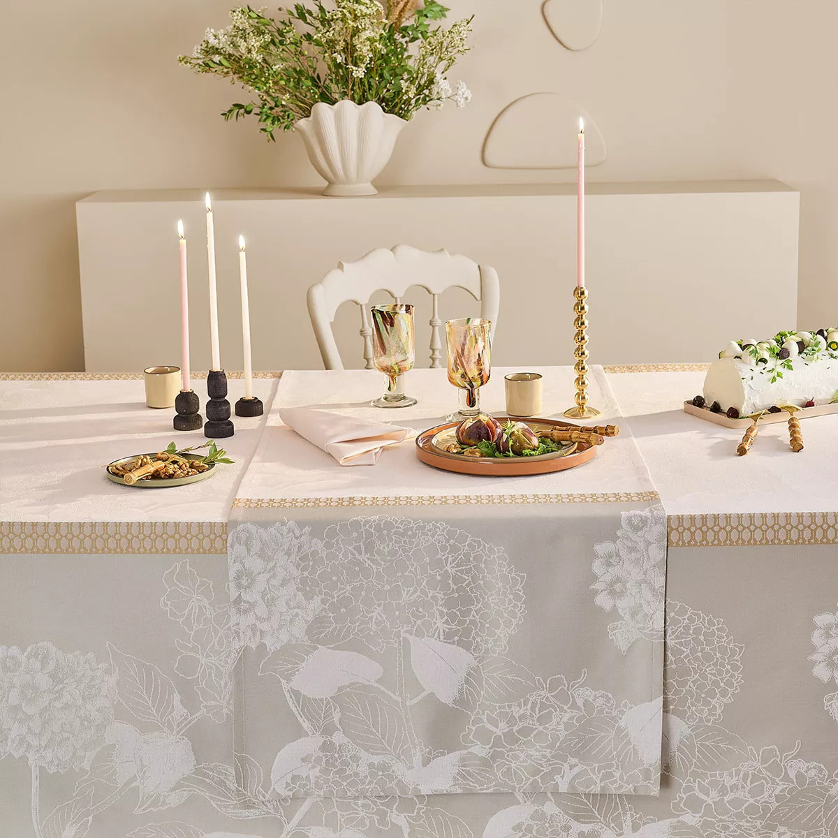 Chemin de table pur coton motif jacquard beige Mille hortensias naturel