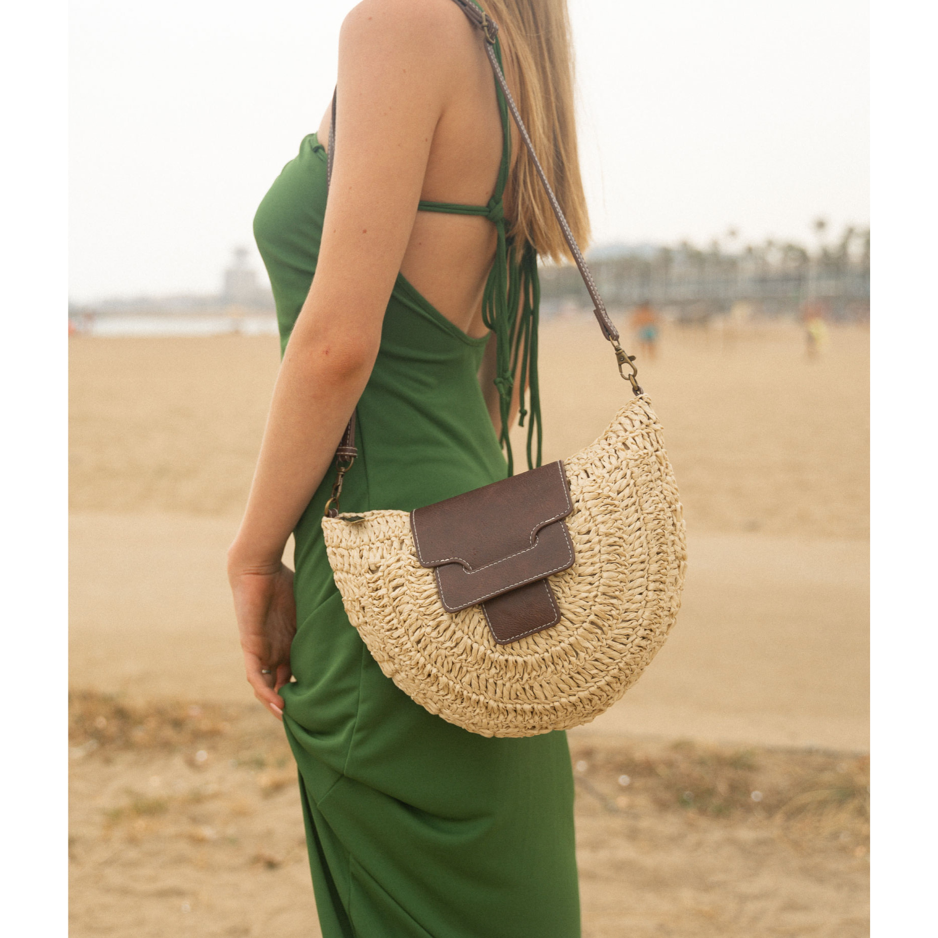 Bolso de rafia beige con solapa