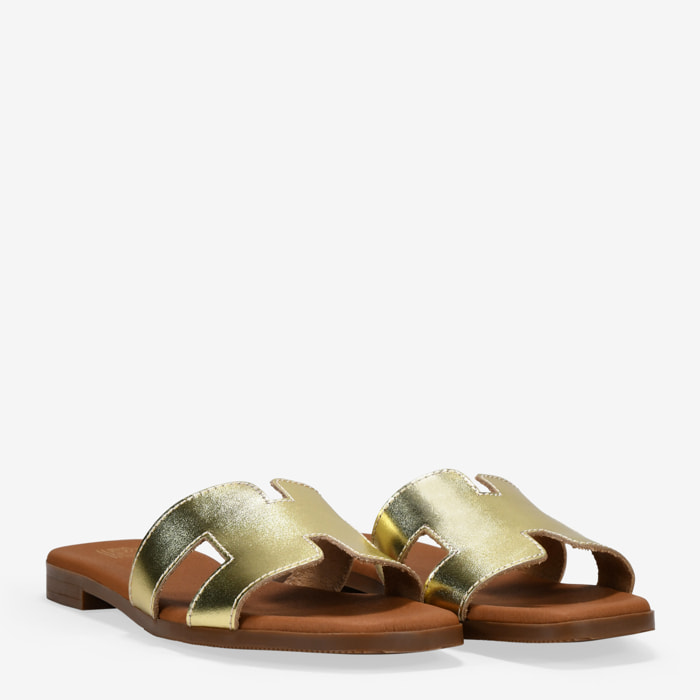 Sandalias planas doradas en piel con plantilla acolchada