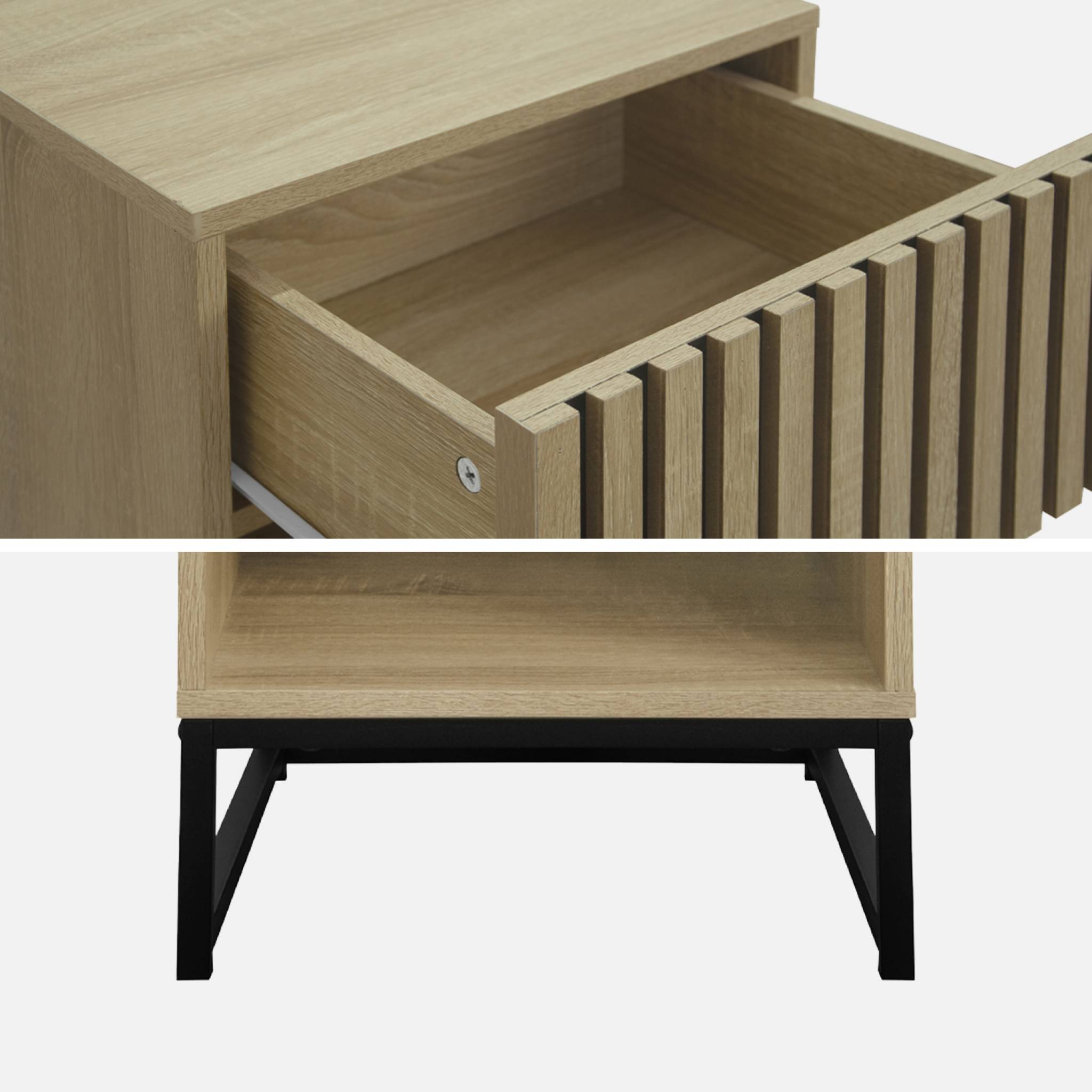 Table de chevet style contemporain avec 1 tiroir effet bois rainuré (système d'ouverture par pression) et 1 niche. piètement en métal noir
