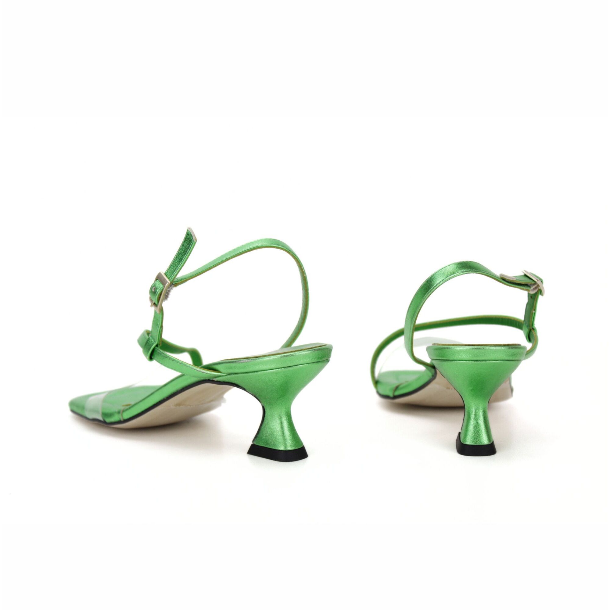 Sandalia de tiras y vinilo. Tacón de 5 cm