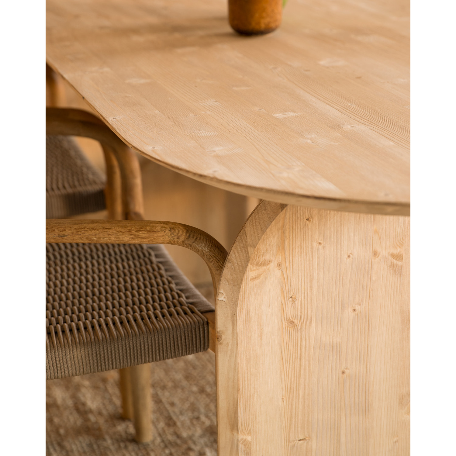 Table à manger ovale en bois massif ton chêne moyen en différentes tailles