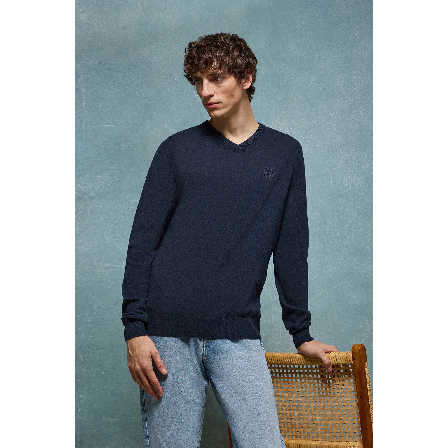 Maglione basic con collo a v blu marino con logo ricamato tono su tono