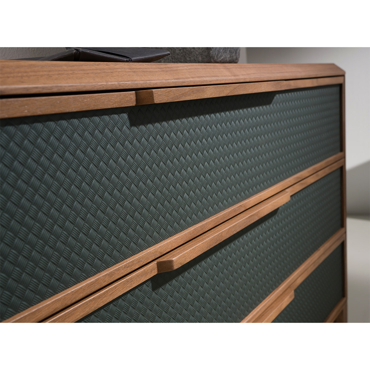 Cómoda con estructura de PVC en verde oscuro y patas de madera chapada en nogal natural 119x46x75cm