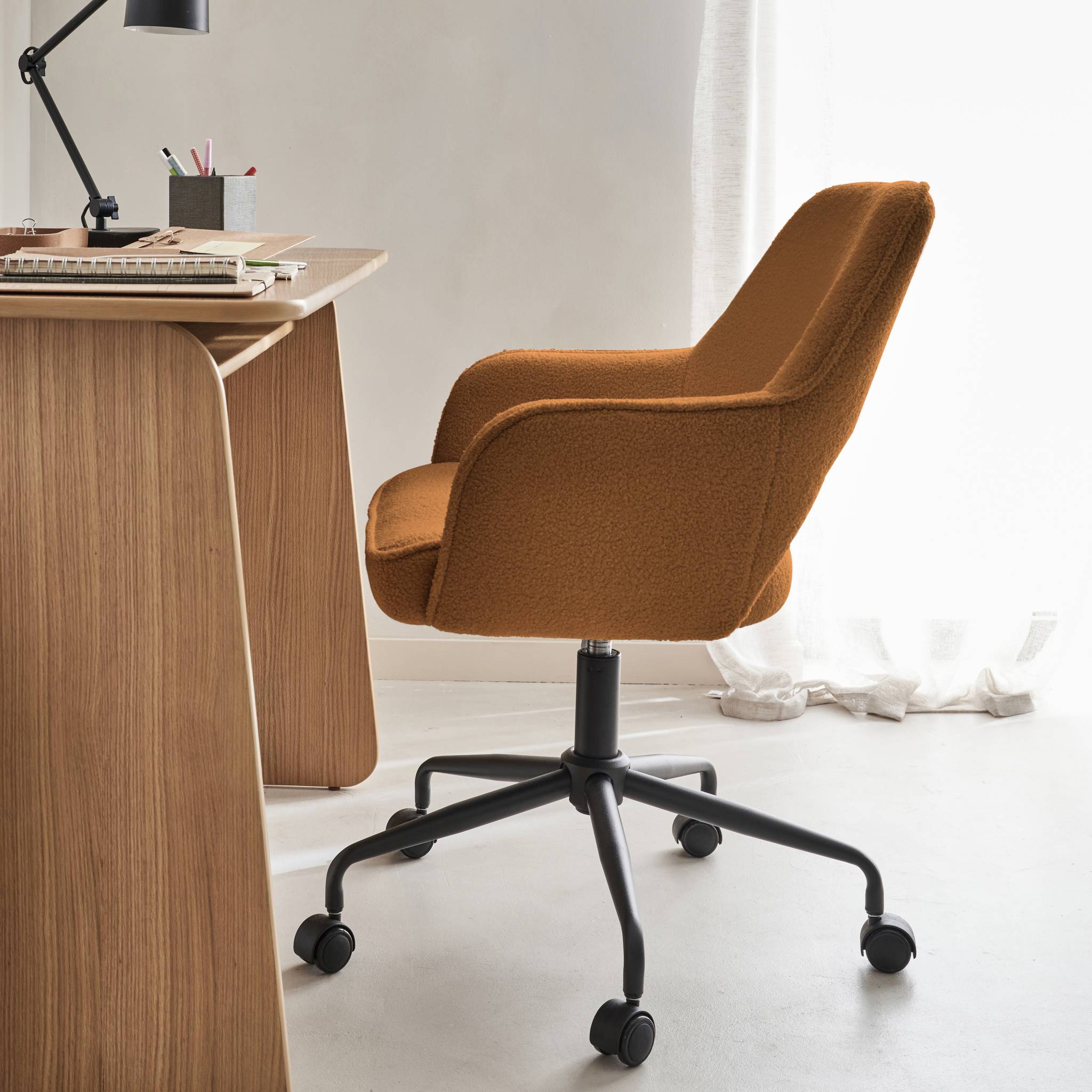 Chaise de bureau à roulettes bouclettes ocre. Jim. L 60 x P 62 x H 89 / 99cm.