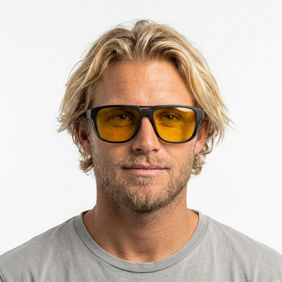 Gafas PALOALTO modelo WINGFOIL en color Montura negra mate con lentes polarizadas amarillas.